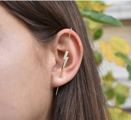 Monoboucle Earcuff Verticale et Forme Eclair Porté