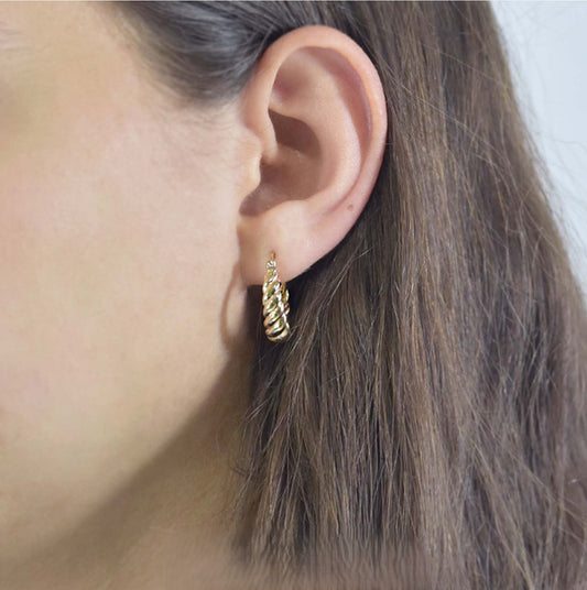 Boucles d'Oreilles Créoles Croissant Plaqué Or Porté