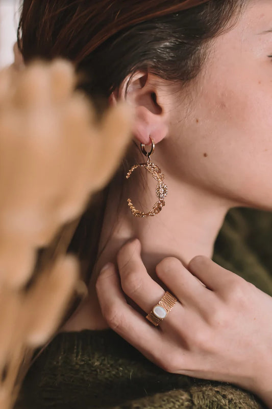 Boucles d'Oreilles Créoles Motifs Baroque Dorées Portées