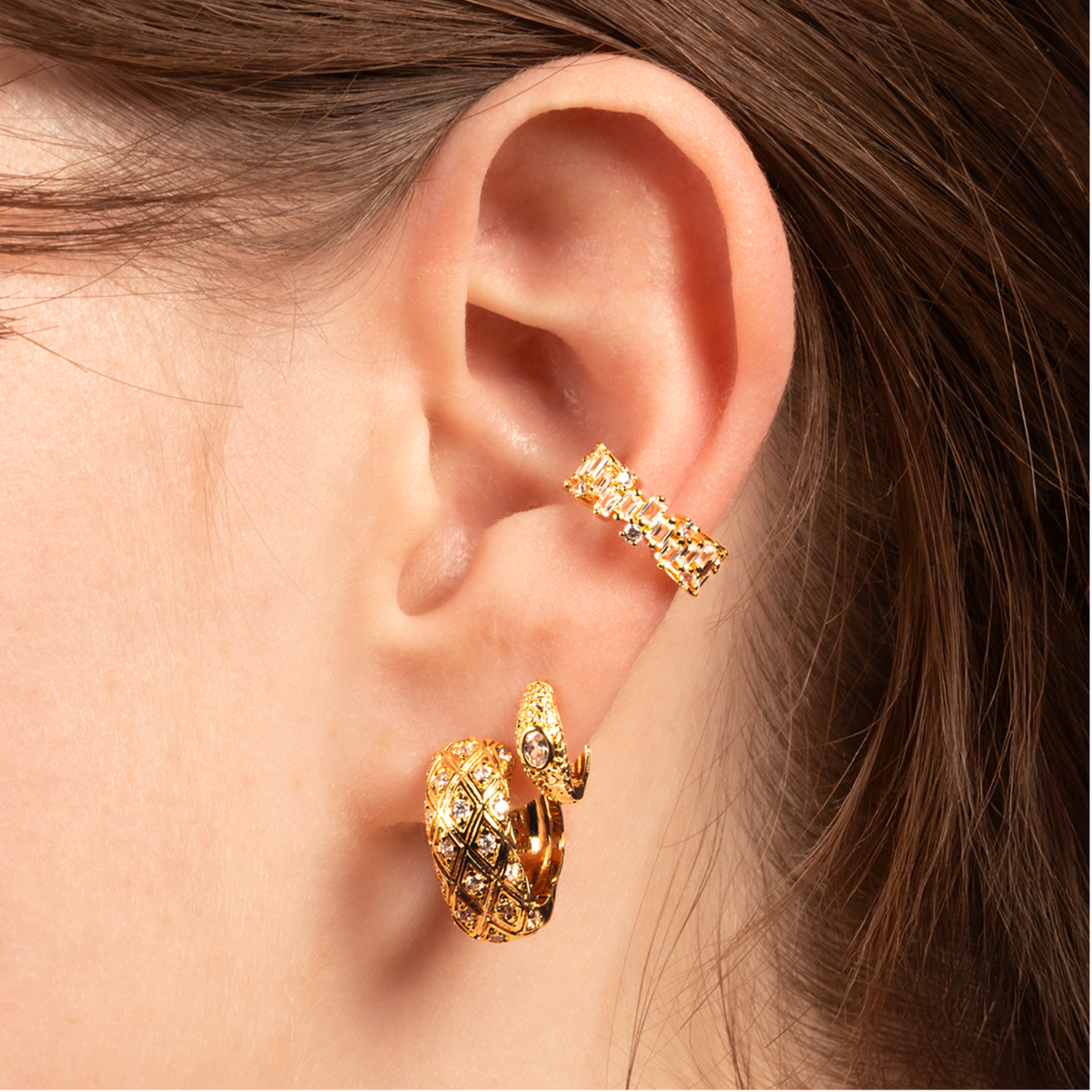 Bague d'Oreille Earcuff Epaisse Plaqué Or et Zircons Blancs Porté