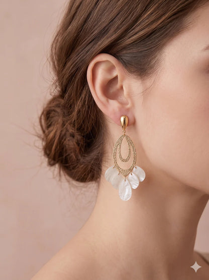 Boucles d'Oreilles Gouttes et Pétales Texturées Doré Porté