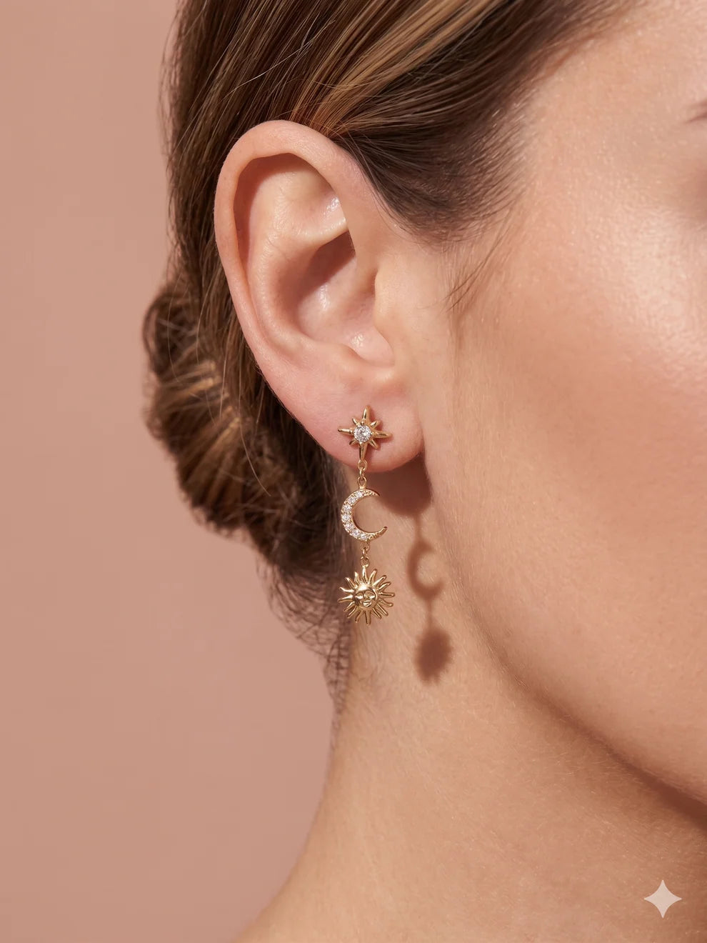 Boucles d'Oreilles Pendantes Lune Strassée et Soleil en Acier Inoxydable Porté
