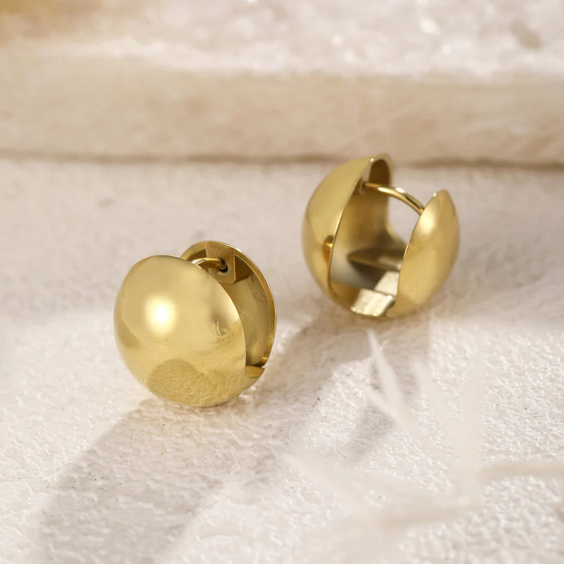 Boucles d'Oreilles Boules Acier Doré vu de profil 