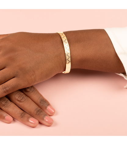 Bracelet Manchette Jonc Doré Contour Epais et Points Striés Porté