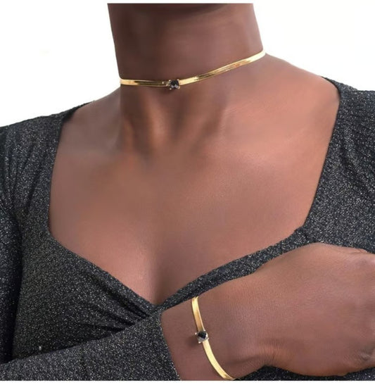 Collier Ras de Cou Choker Doré Maille Plate et Zircon Blanc Porté