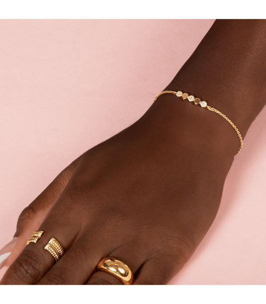 Bracelet Chaine Doré et 5 Ronds Lisses et Zircons Blancs Porté