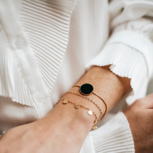 Bracelet Chaine Petits Ronds Gravure Soleil Doré Porté