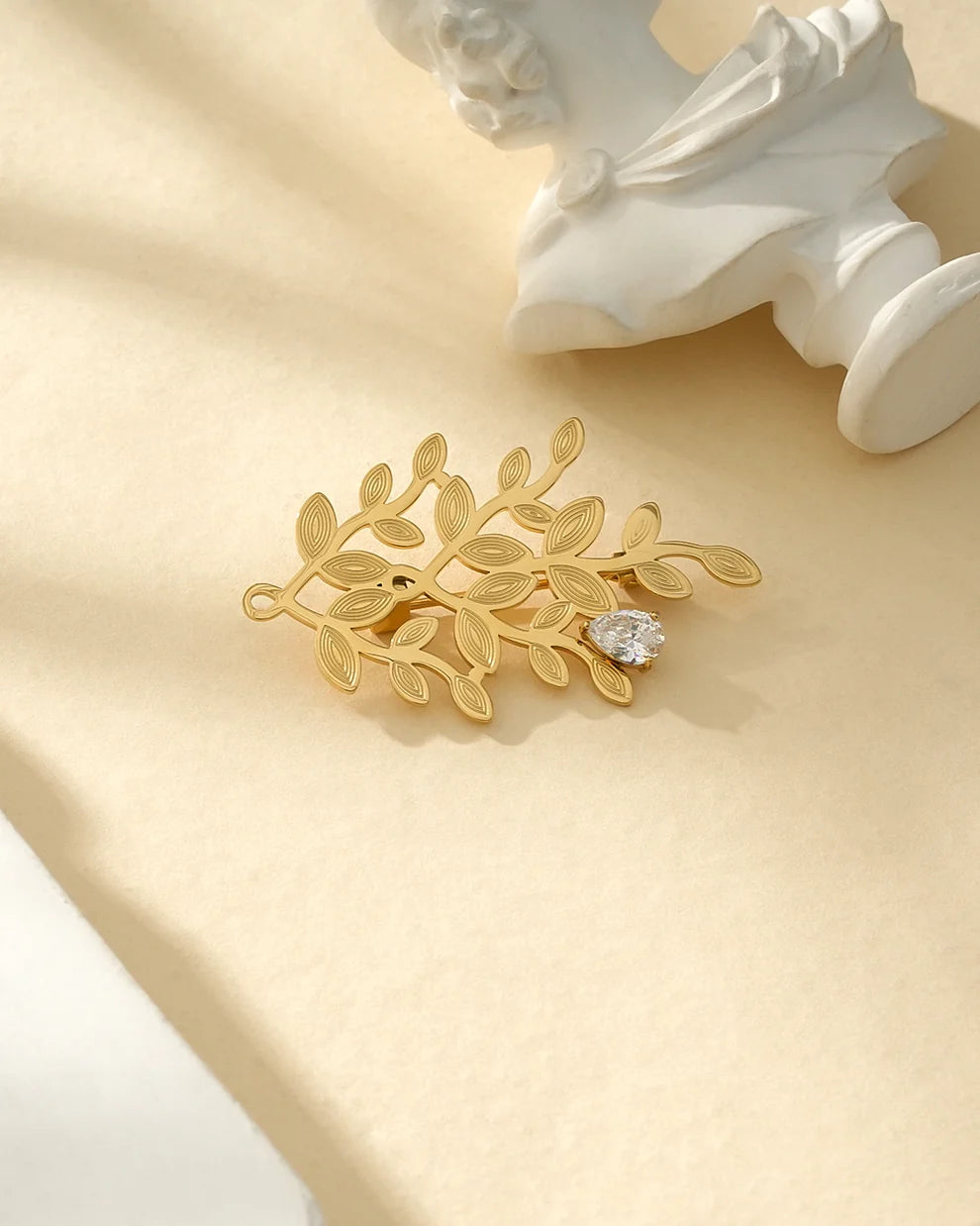 Broche Doré Feuillage et Strass Blancs