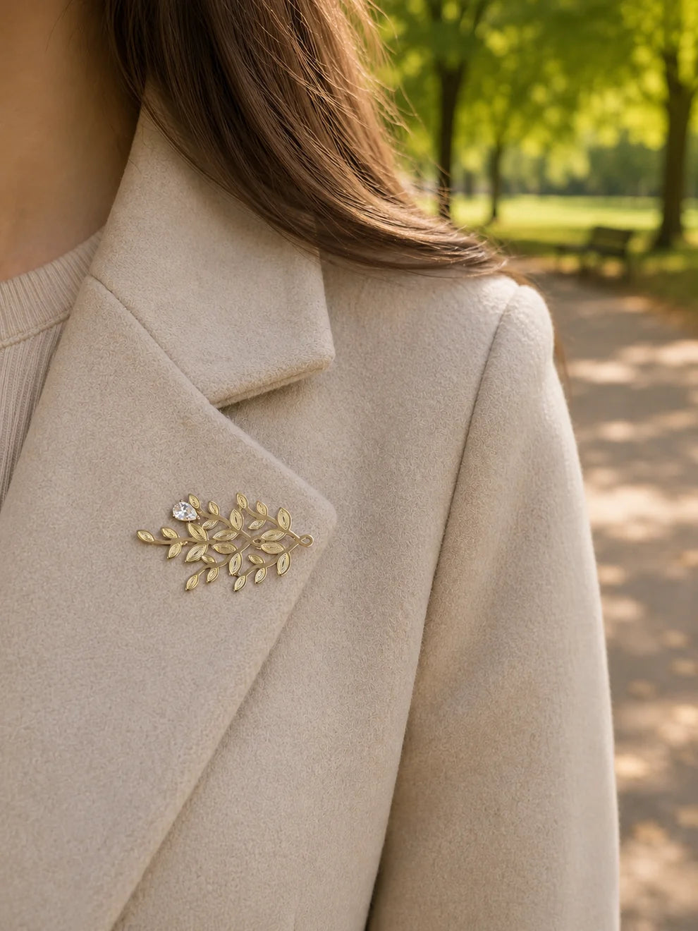 Broche Doré Feuillage et Strass Blancs Porté