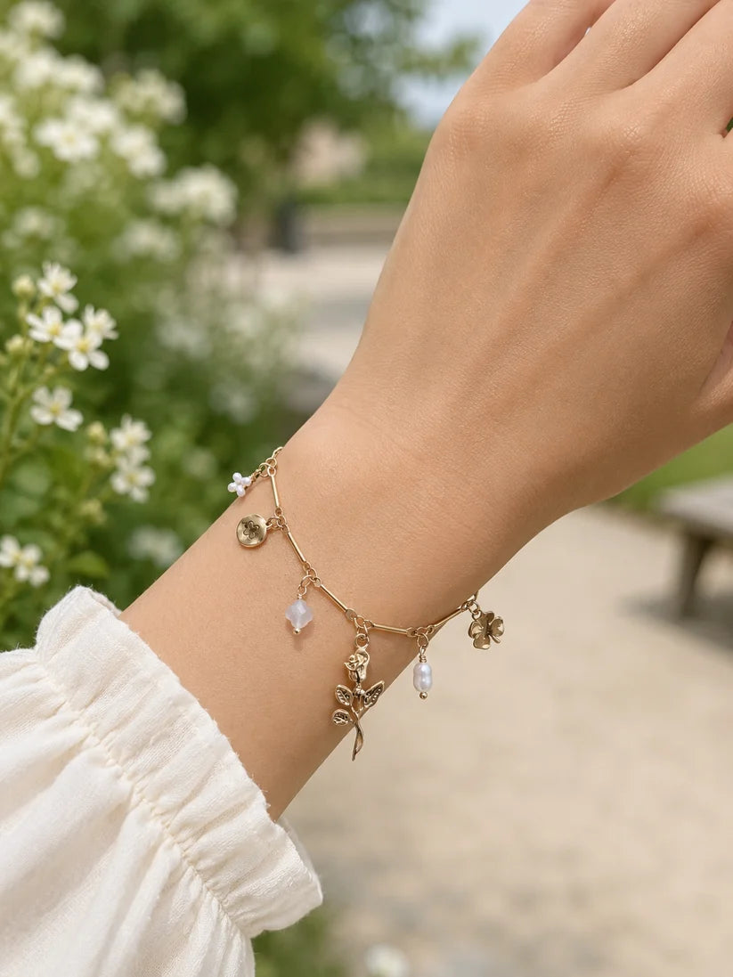 Bracelet Chaine Doré et Charms Fleurs et Perles Porté