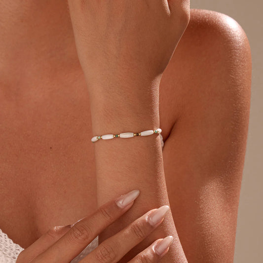 Bracelet Doré et Perles Blanches Allongées Porté