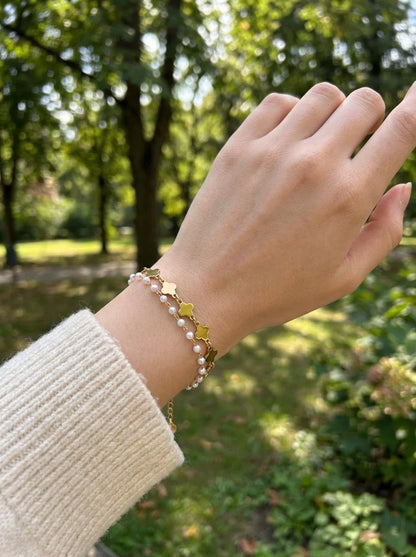 Bracelet double chaine perles et trèfles  porté