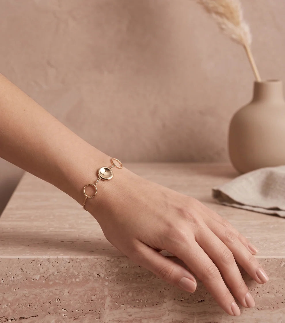 Bracelet Deux Anneaux et Pastille centrale en Acier Inoxydable Doré Porté
