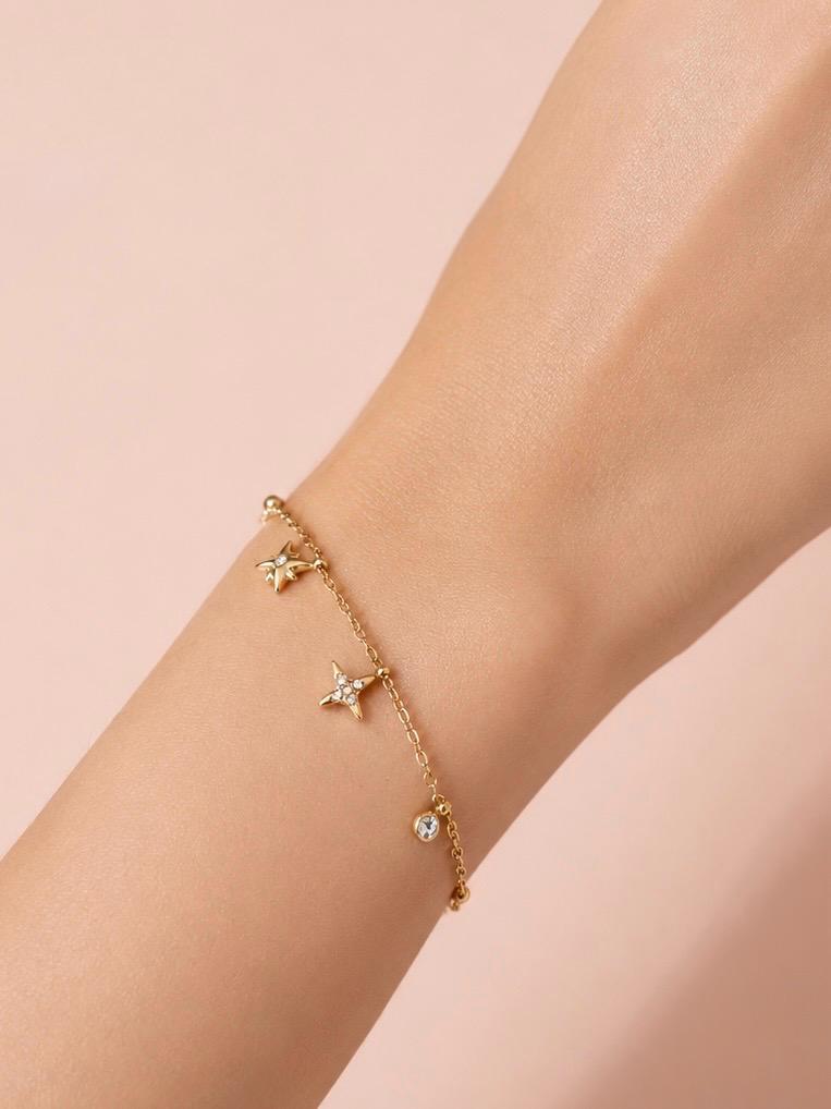 Bracelet chaîne fine composé de constellation d'étoiles strassé en acier inoxydable doré porté
