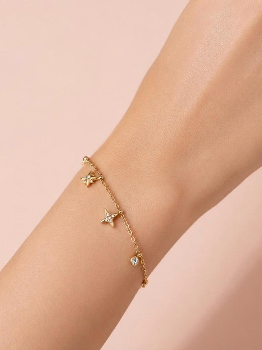 Bracelet chaîne fine composé de constellation d'étoiles strassé en acier inoxydable doré porté