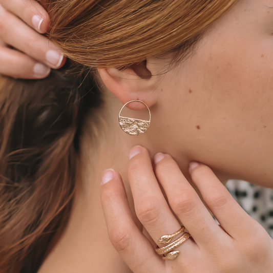 Boucles d'Oreilles Cercle Moitié Martelé Dorées Porté 