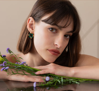 Boucles d'Oreilles Losanges et Cristaux Verts Serties Porté