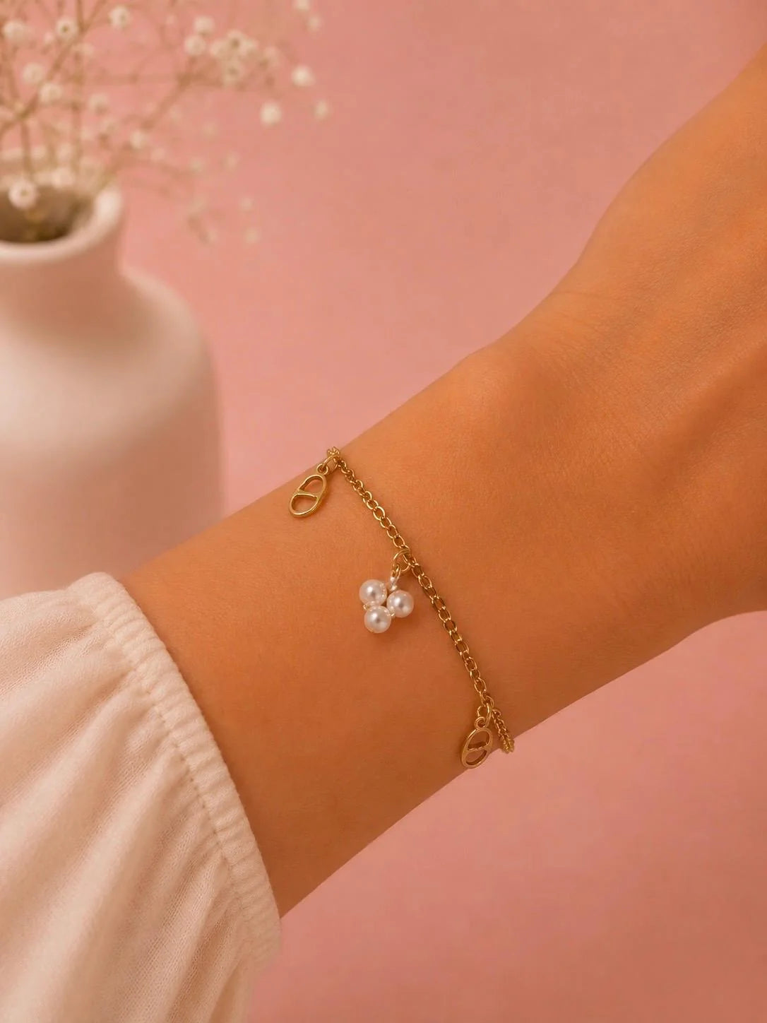 Bracelet Chaine Doré et Charms Maillons et Perles Blanche Porté