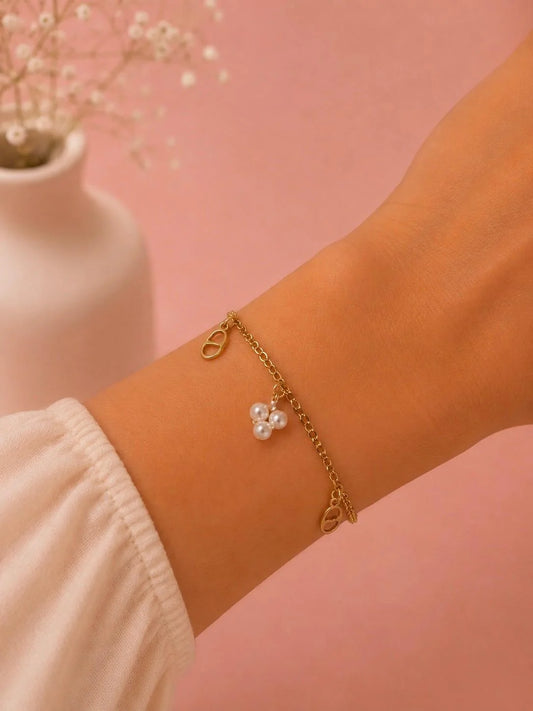 Bracelet Chaine Doré et Charms Maillons et Perles Blanche Porté