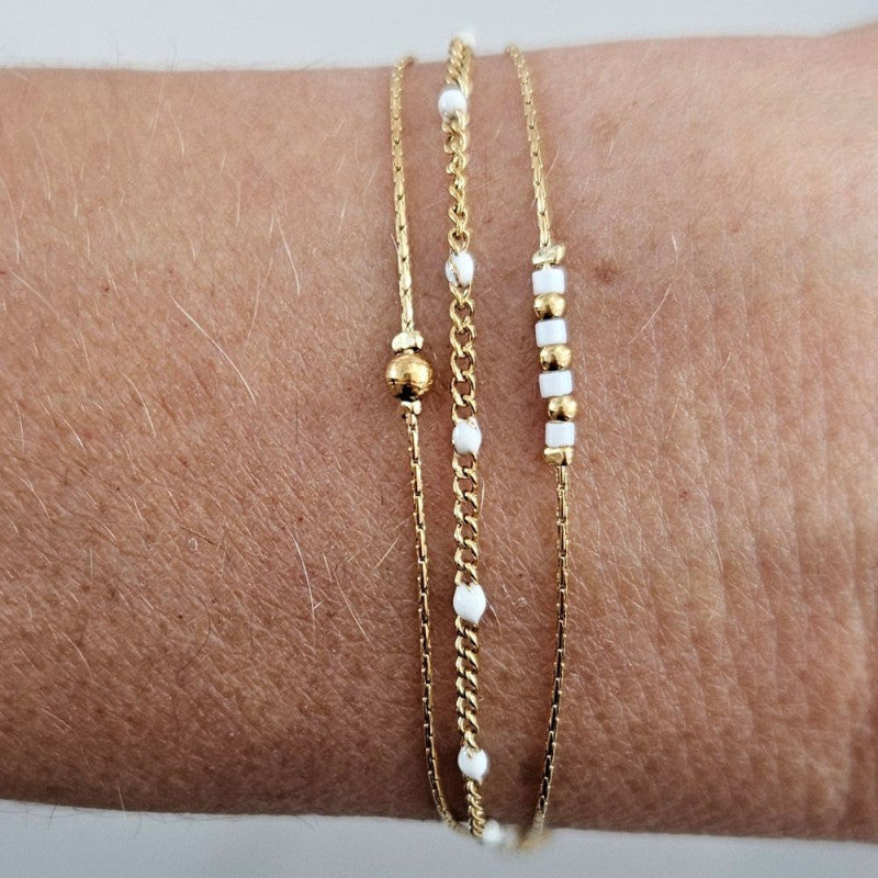 Bracelet Doré et 3 Chaines et Perles Blanches Porté