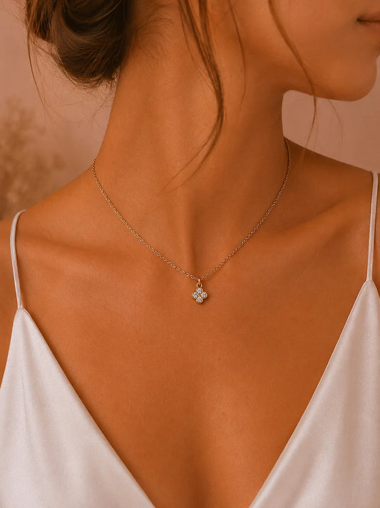 Collier de Dos Fleurs Pendante et Strass Blanc Porté