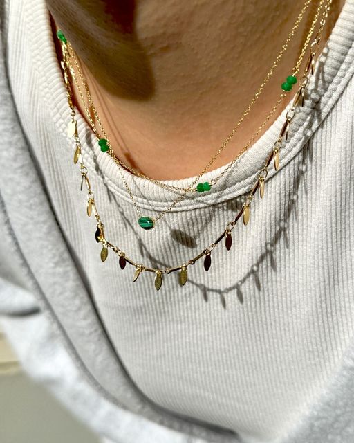 Collier Chaine et Franges Doré Porté de près