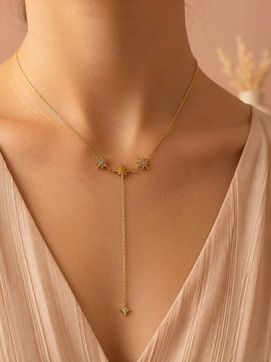 Collier Cravate Chaine Doré Etoiles et Lunes Porté