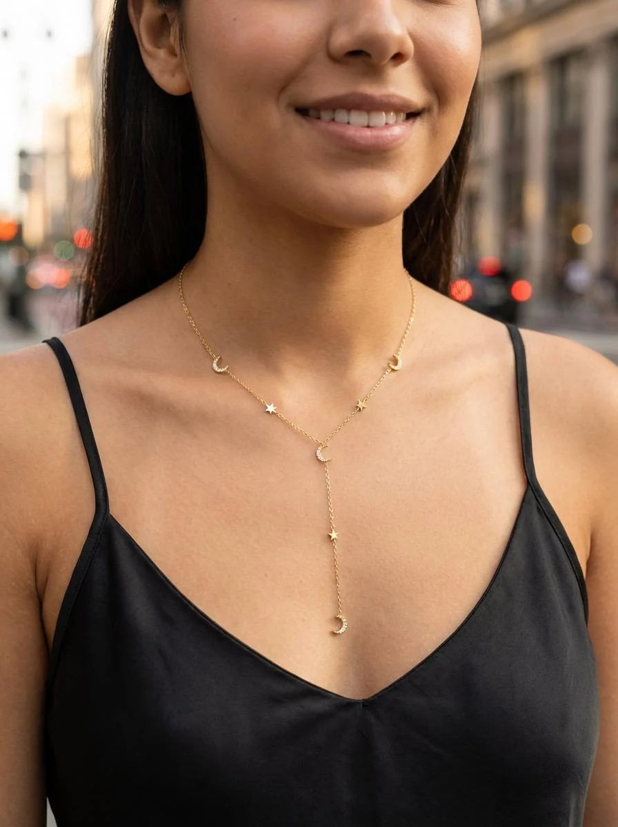 Collier Cravate Chaine Doré Etoiles et Soleil Porté