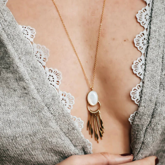 Long Collier Sautoir Pendentif Cercle Frange et Nacre Blanche Porté