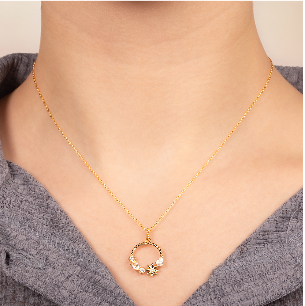 Collier Tour de Cou Plaqué Or et Pendentif Cercle Ajouré et Fleurs Porté