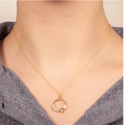 Collier Tour de Cou Plaqué Or et Pendentif Cercle Ajouré et Fleurs Porté