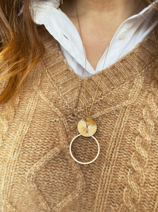 Long Collier Sautoir Pendentif Rond Martelé et Cercle Doré Porté
