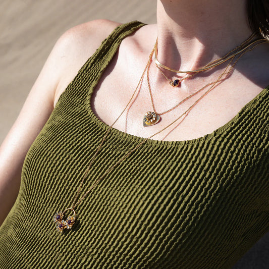 Collier Doré et Pendentif Coeur Strié et Cristal Swarovski Gris Porté