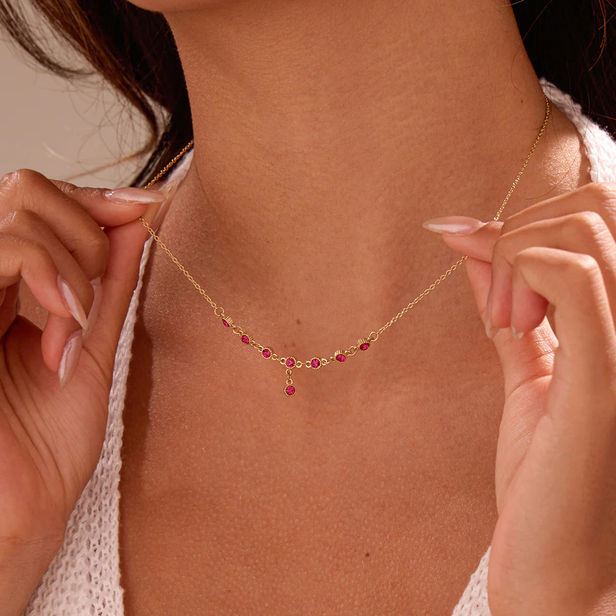 Collier Tour de Cou Doré et Zircons Rouge Porté