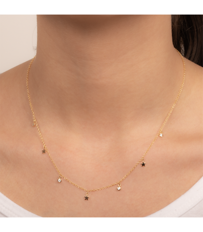 Collier Tour de Cou Plaqué Or et Charms Etoiles et Strass Blancs Porté