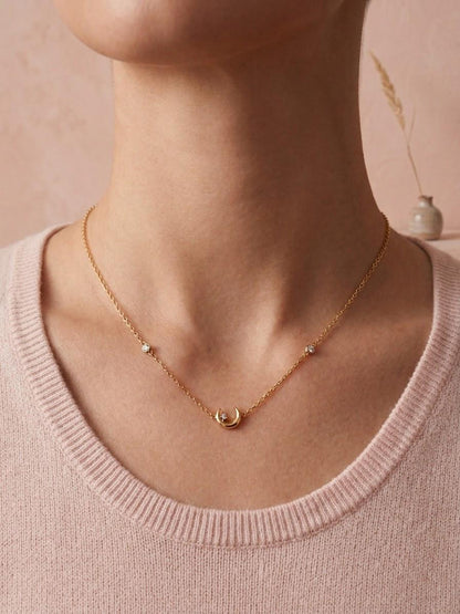 Collier Tour de Cou Doré et Pendentif Lune Strass Blancs Porté