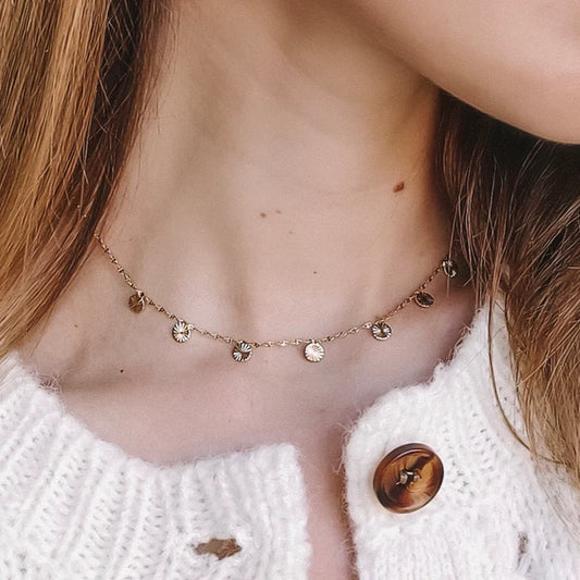 Collier Tour de Cou Petits Ronds Gravure Soleil Doré Porté