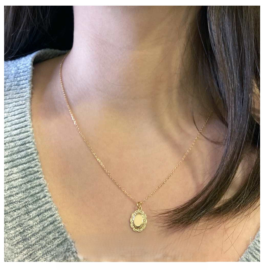 Collier Tour de Cou Doré et Pendentif Petit Miroir Porté