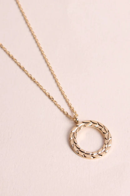 Collier Pendentif Cercle Ajouré Laurier Plaqué Or vu de face