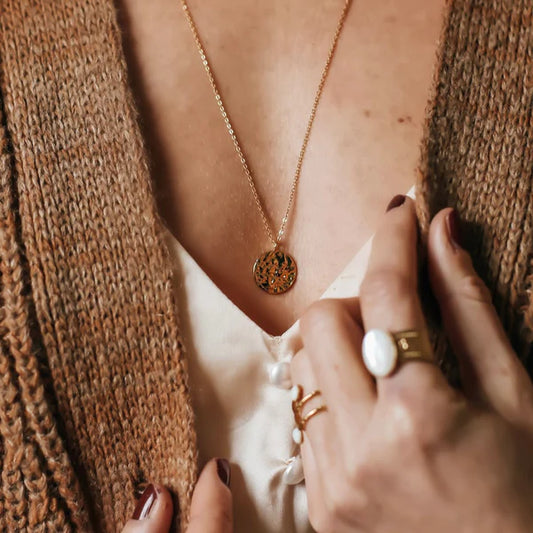 Collier Tour de Cou Pendentif Rond Martelé Doré Porté