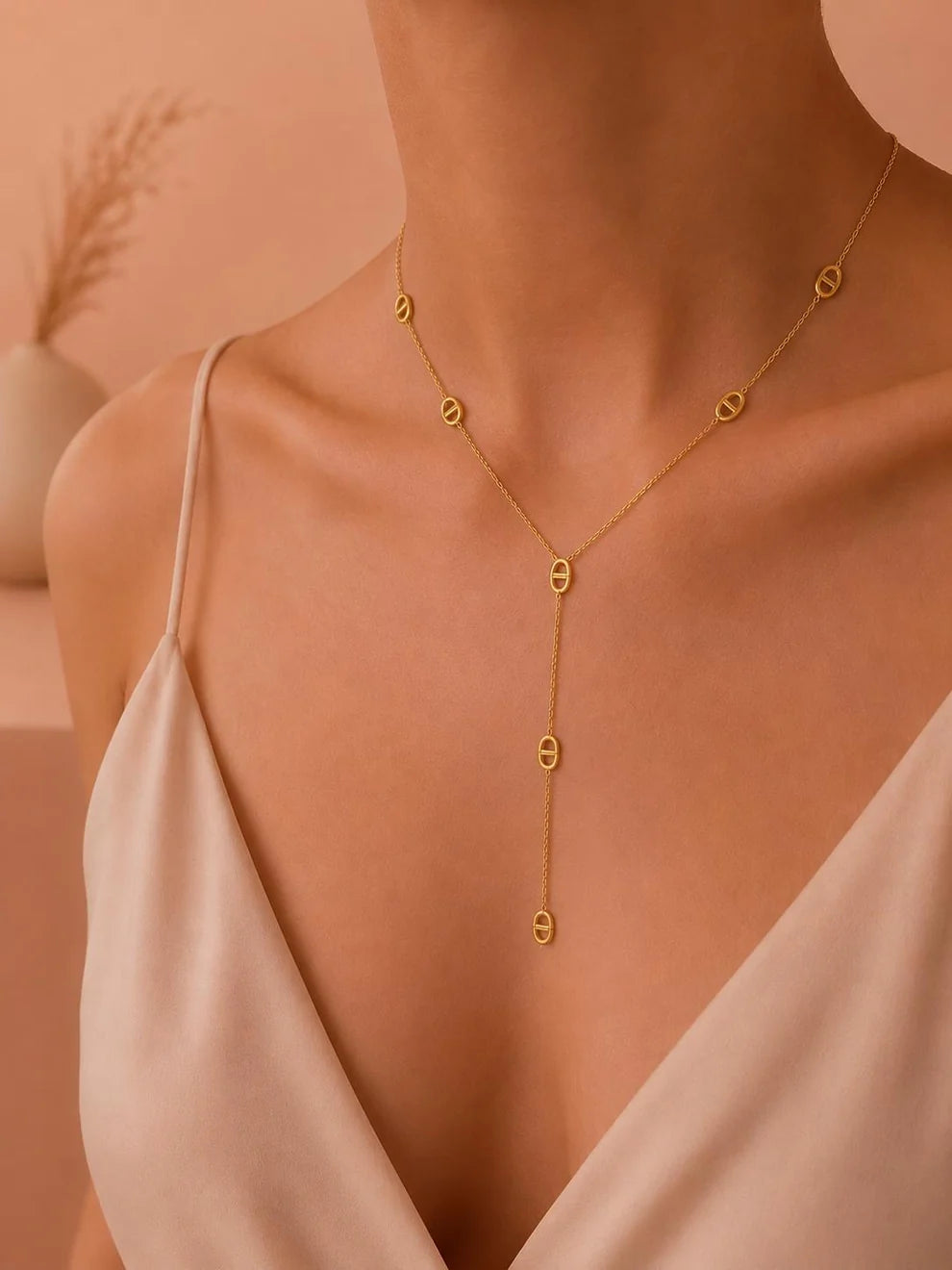 Collier de Dos à Maille Marine Porté