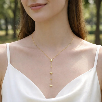 Collier Cravate Doré et Etoiles Porté