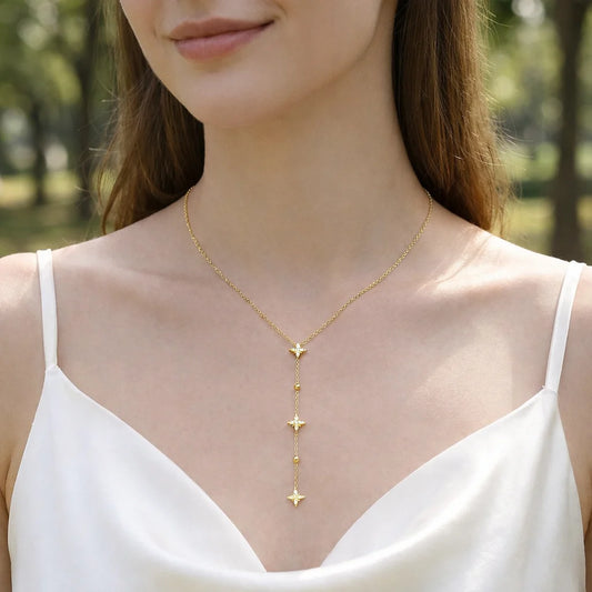 Collier Cravate Doré et Etoiles Porté