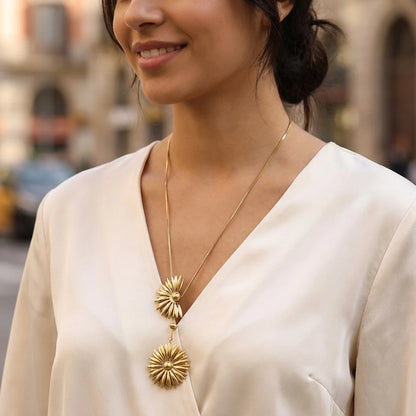 Collier Sautoir Forme Y et 2 Marguerites Doré Porté
