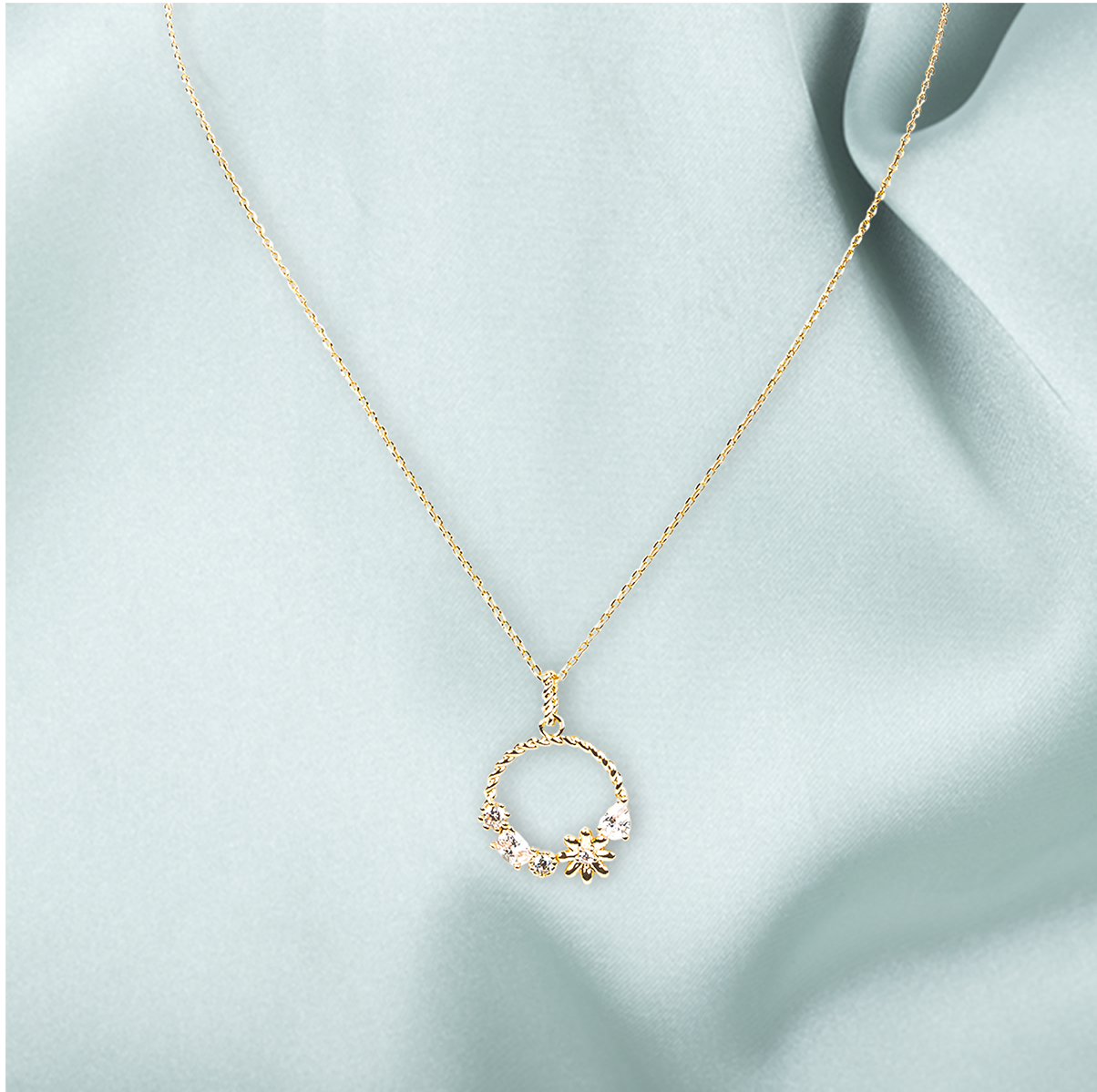 Collier Tour de Cou Plaqué Or et Pendentif Cercle Ajouré et Fleurs