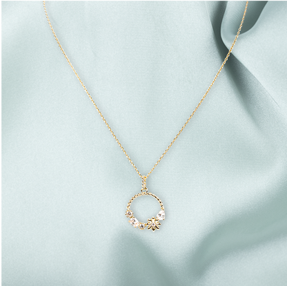 Collier Tour de Cou Plaqué Or et Pendentif Cercle Ajouré et Fleurs