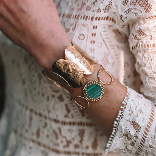 
Bracelet Manchette Large Frappés Dorés Porté