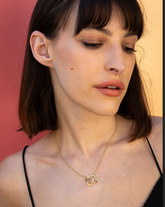 Collier Tour de Cou 2 Anneaux Striés et Entrelacés Dorés Porté