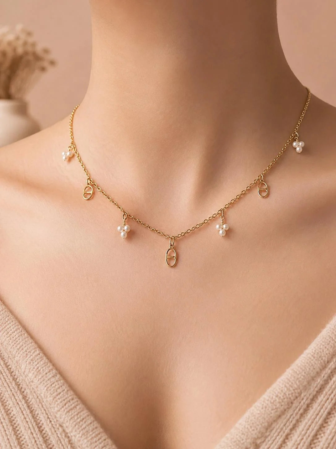 Collier Chaine Doré et Charms Maillons et Perles Blanches Porté