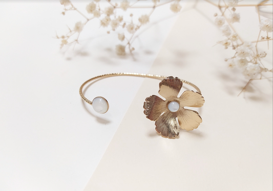 Bracelet Jonc Ouvert Fleur et Nacre vu de face